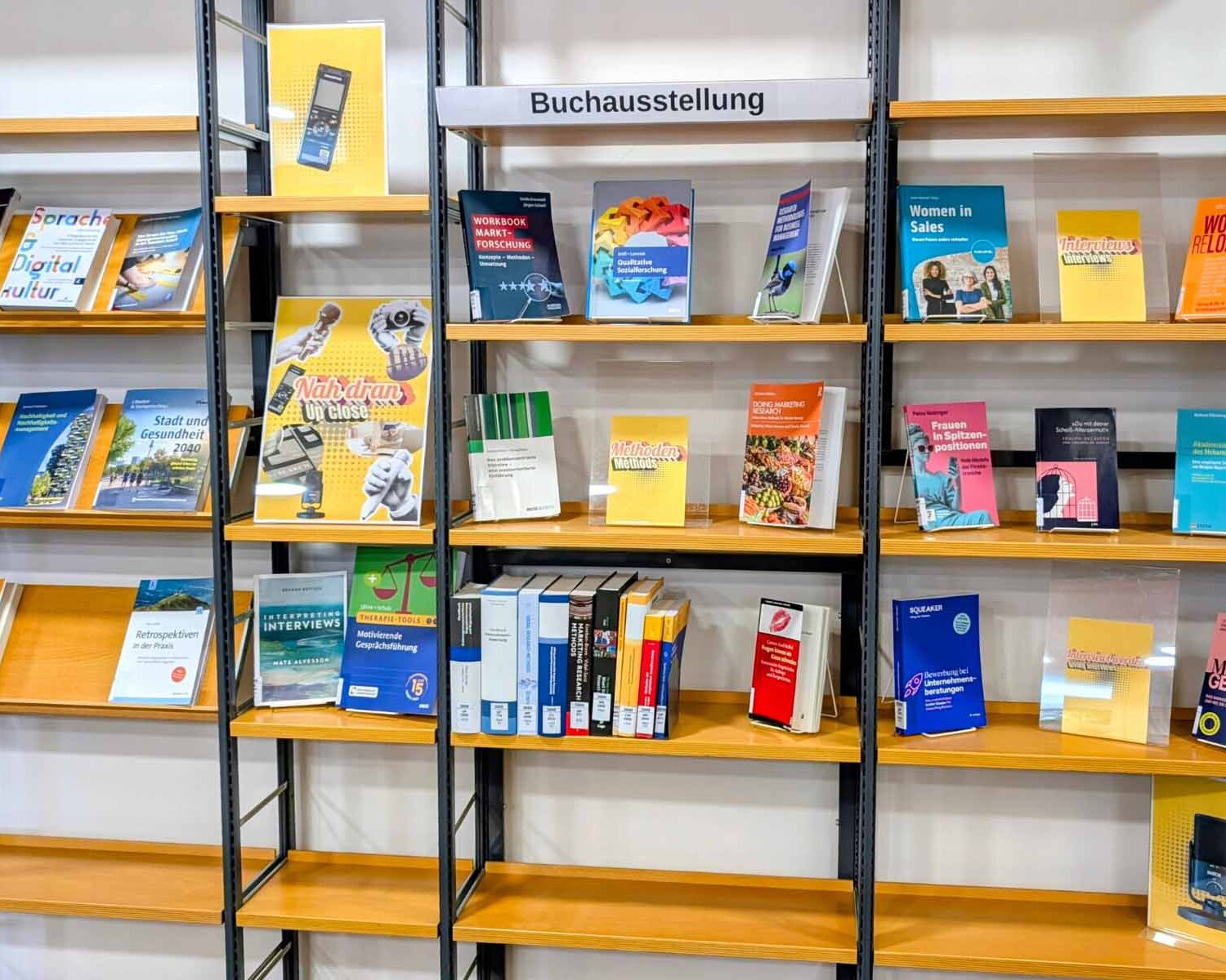 Blick auf Regal mit aufgestellten Büchern der Ausstellung