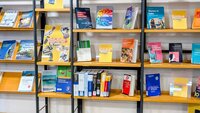 Blick auf Regal mit aufgestellten Büchern der Ausstellung