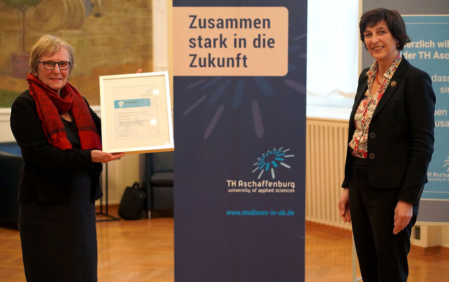 Schulleiterin Christine Büttner mit TH-Präsidentin Eva-Maria Beck-Meuth bei der Urkundenverleihung an die erste Partnerschule im Hock-Saal der TH AB
