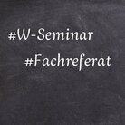 Tafel mit der Aufschrift W-Seminar und Fachreferat