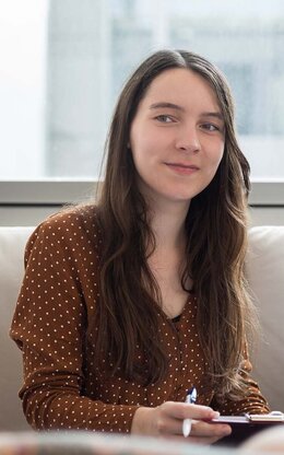 Studentin Laura Mack im SV-Zimmer