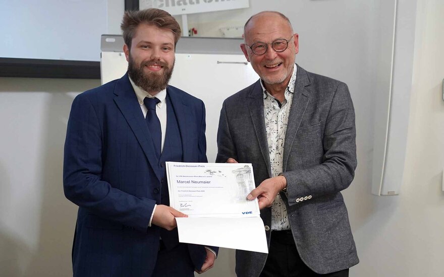 Marcel Neumaier und Prof. Rolf Bergbauer bei der Preisverleihung vom Dessauer Preis 2025
