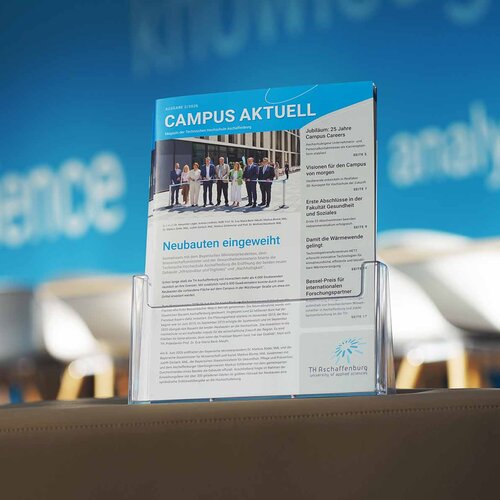 Hochschulmagazine im Prospektständer im Aufenthaltsraum für Studierende