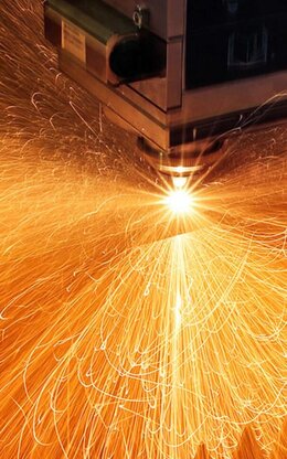 Funken eines Lasers für die Materialbearbeitung.