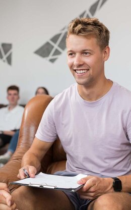 Studierende der Studentenvertretung sitzen zusammen und lachen