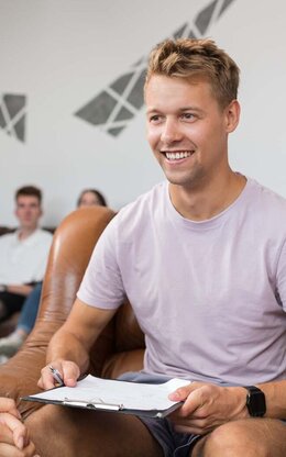 Studierende der Studentenvertretung sitzen im SV-Zimmer im Würfelgebäude zusammen