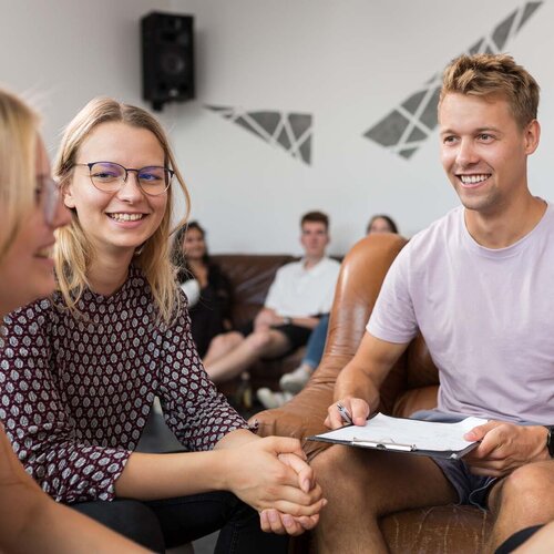 Studierende der Studentenvertretung sitzen im SV-Zimmer im Würfelgebäude zusammen