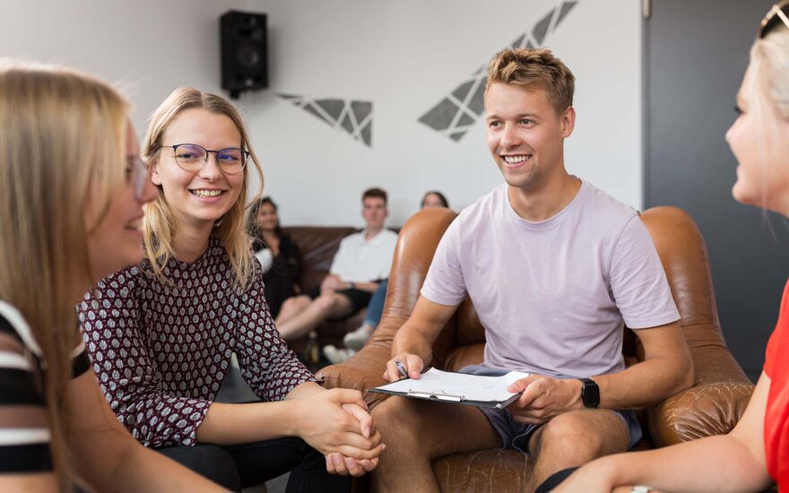 Studierende der Studentenvertretung sitzen im SV-Zimmer im Würfelgebäude zusammen