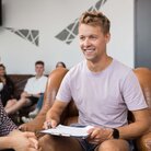 Studierende der Studentenvertretung sitzen im SV-Zimmer im Würfelgebäude zusammen