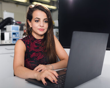 Eine Promovendin sitzt am Laptop und arbeitet im BioMEMS Lab der TH Aschaffenburg.