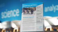 Hochschulmagazine im Prospektständer im Aufenthaltsraum für Studierende