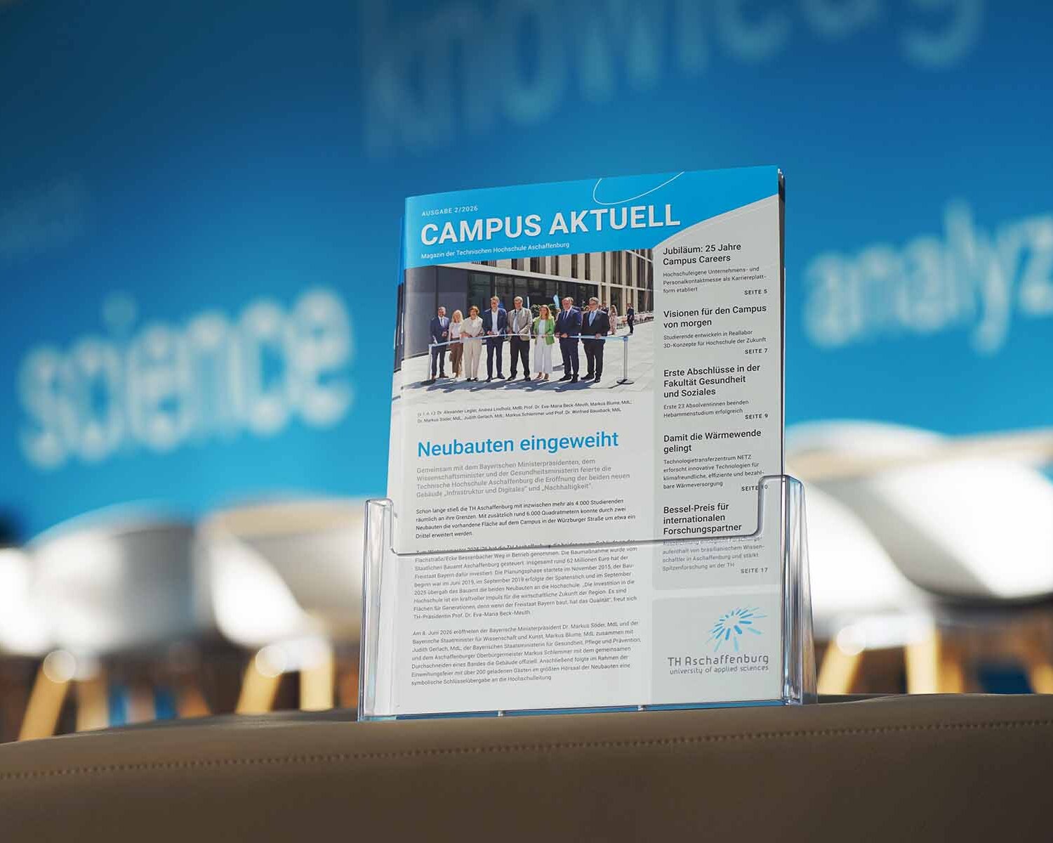Hochschulmagazine im Prospektständer im Aufenthaltsraum für Studierende