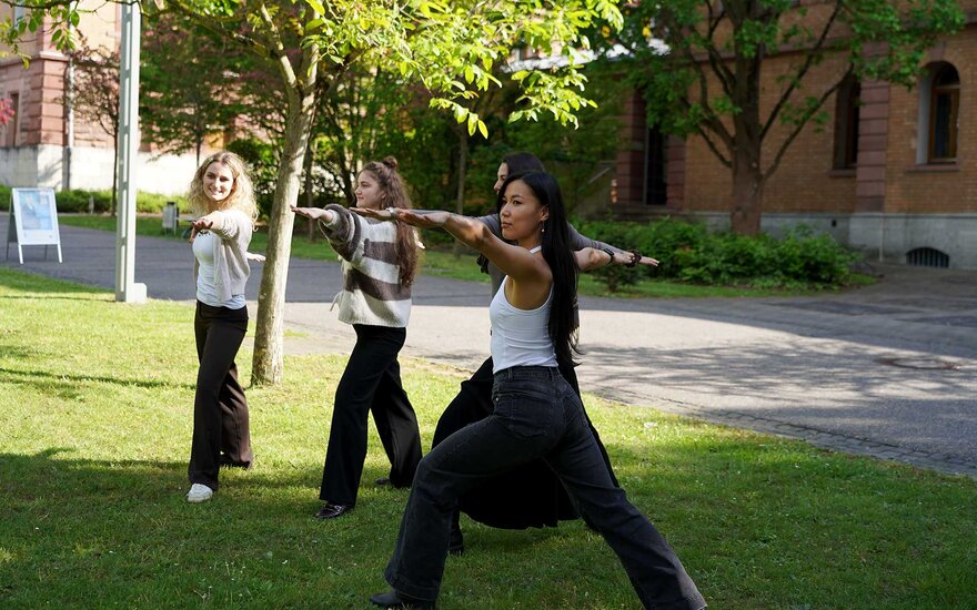 4 junge Frauen praktizieren Yoga und Meditationsübungen.