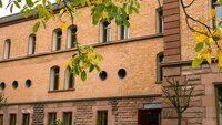 Gebäudemauer am Campus 1