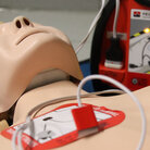 Practi-Man Dummy für Erste Hilfe-Übungen mit mobilem Defibrillator