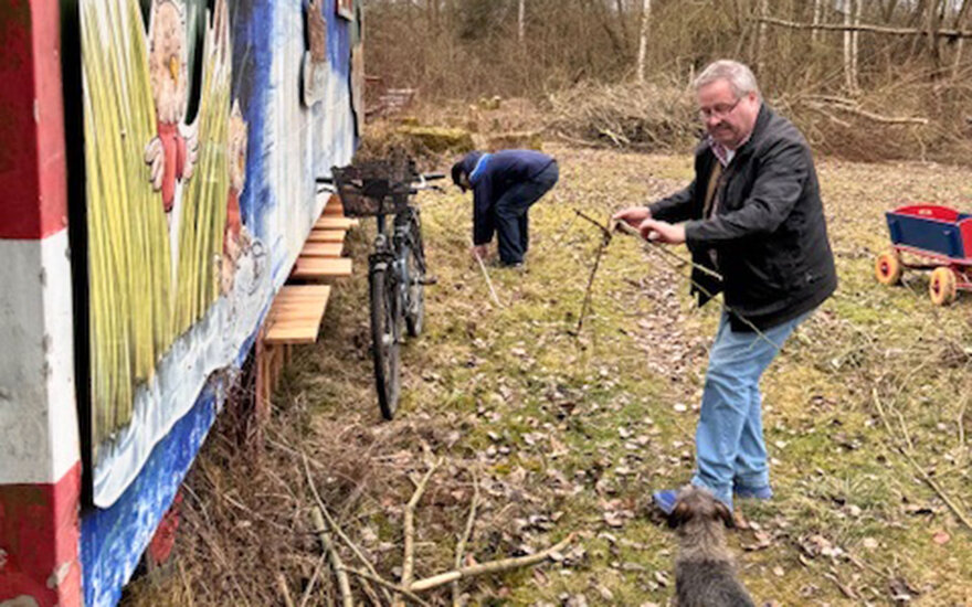 Zwei Männer bei der Installation einer PV-Anlage