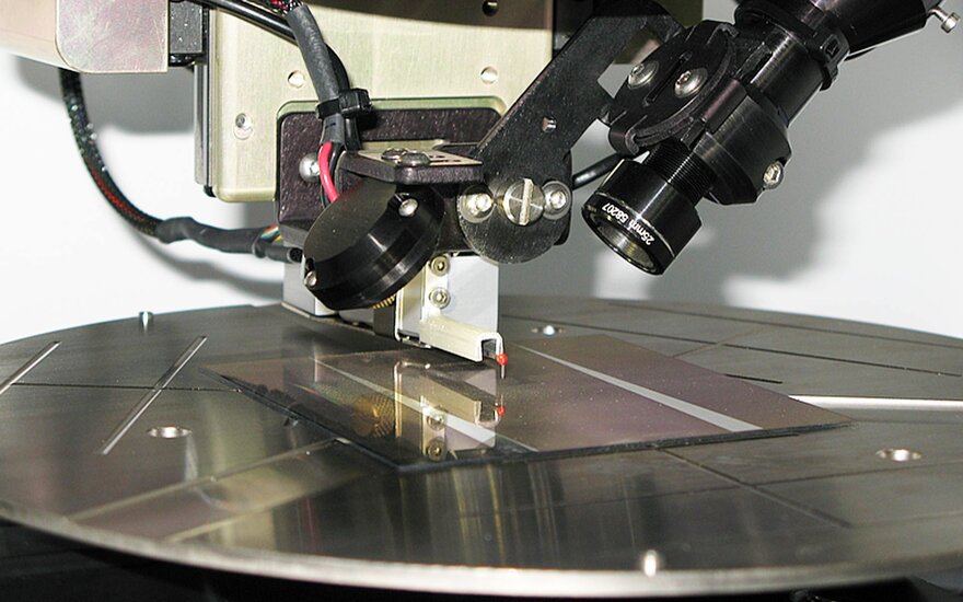 Das Dektak Oberflächenprofilometer im Labor für Beschichtungstechnik. 