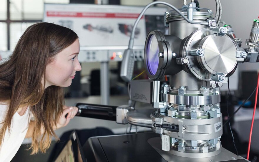 Eine Studentin stellt die Sputteranlage des Labors für Beschichtungstechnik ein. 