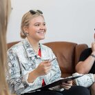 Studierende besprechen sich im SV-Zimmer, Studentin im Fokus