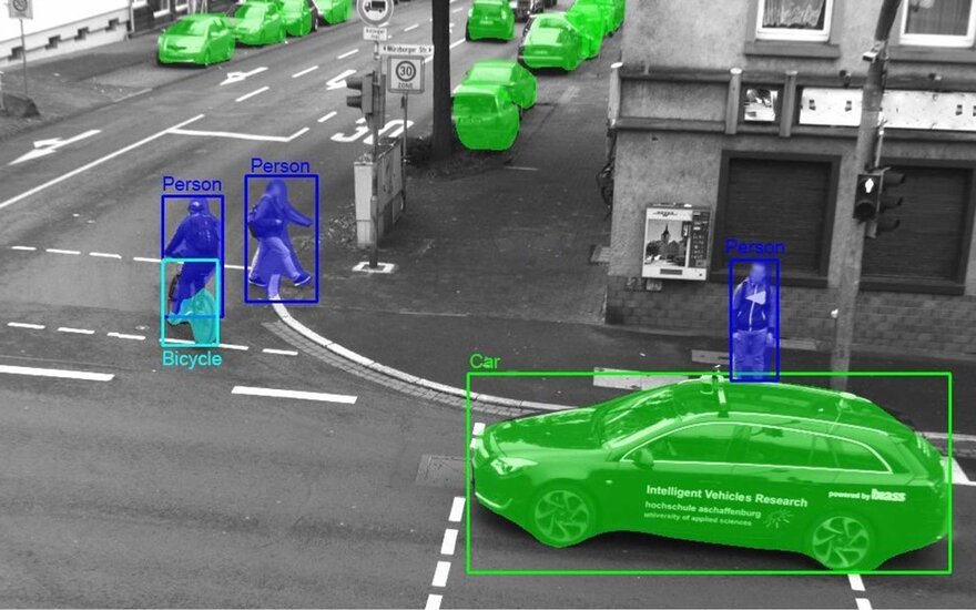 intersection highlighted cars and pedestrians through AI technology