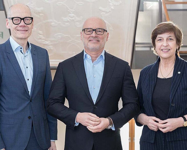 Die beiden Stellvertretenden des neuen Vorsitzenden von Hochschule Bayern stehen rechts und links neben ihm