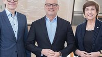 Die beiden Stellvertretenden des neuen Vorsitzenden von Hochschule Bayern stehen rechts und links neben ihm