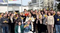 Gruppenfoto auf dem Gelände der Firma Erbacher