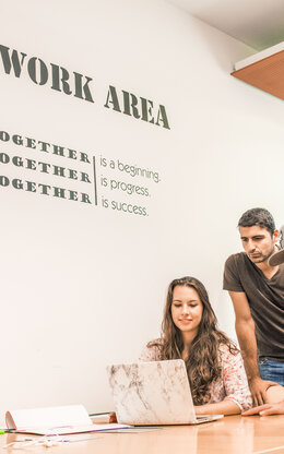 Studierende arbeiten in der Group Area in der Bibliothek