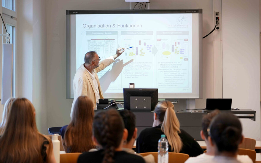 Professor und Studierende während einer Vorlesung
