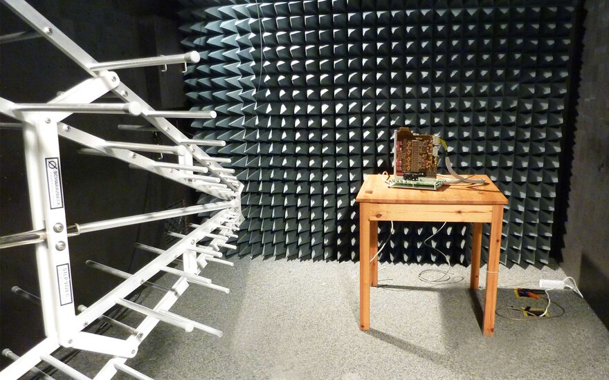 Die Vollabsorberkammer des Labors für Elektromagnetische Verträglichkeit.