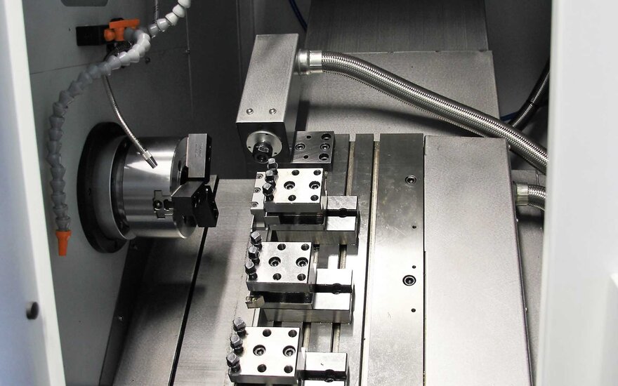 CNC-Schrägbettdrehmaschine Roturn 400 GT im Fokus.