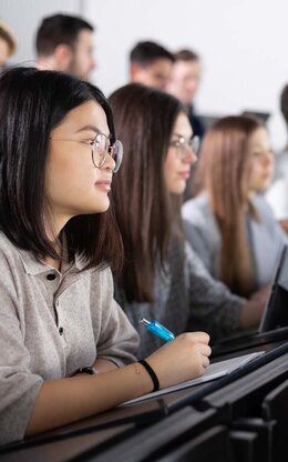 Studierende während einer Vorlesung im Gebäude 40-Seitenansicht