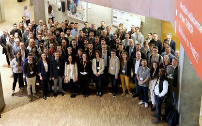 Gruppenbild mit den am Promotionsretreat Beteiligten im Foyer der THWS