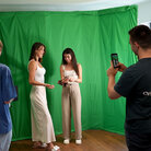 Christoph, Clarissa, Emilia und Marc bereiten vor einem Greenscreen ein Fotoshooting vor