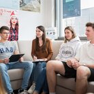 Studierende der Studentenvertretung im SV-Zimmer besprechen sich
