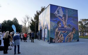 Kubus mit Gemälden von Kirchner an der Außenwand und Besuchern der Eröffnung in Königstein