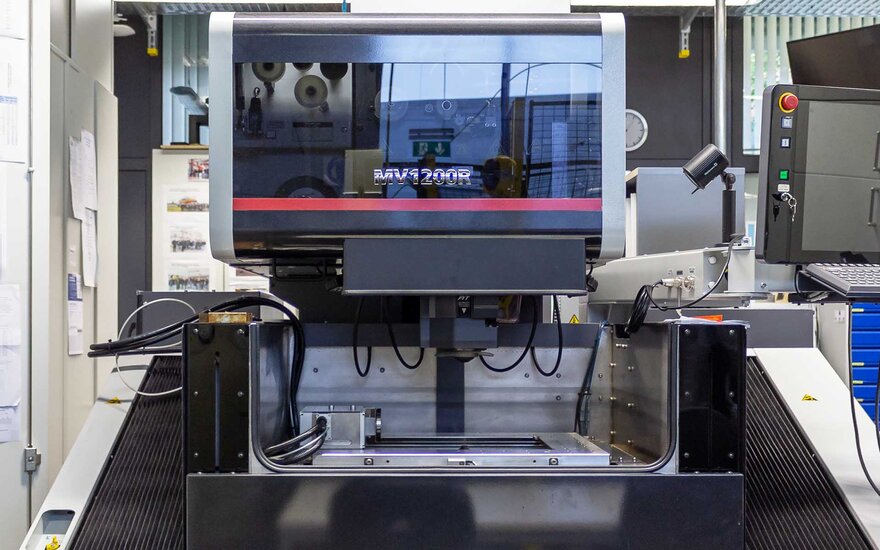 5-Achs CNC-Drahterodiermaschine MV1200R im Labor für Produktionstechnik.