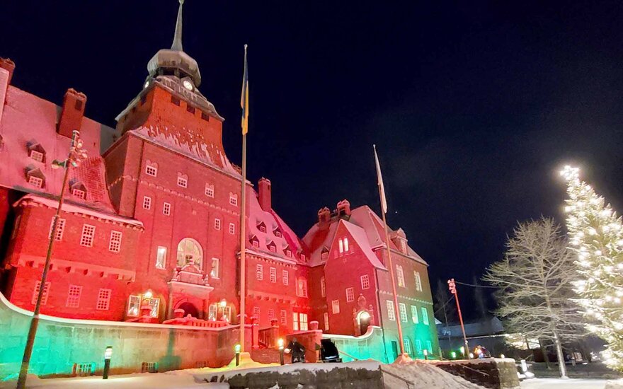 rot und grün beleuchtetes Gebäude mit Zwiebelturm bei Nacht
