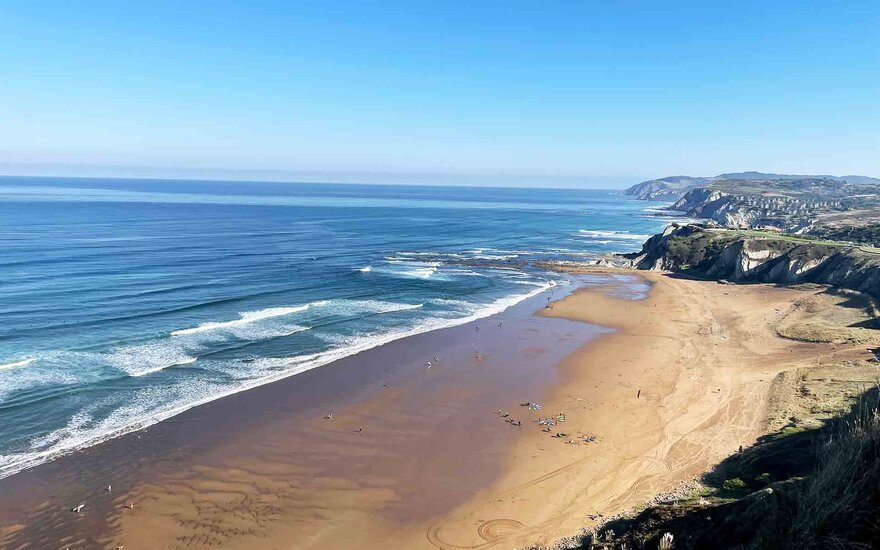 Blick auf Strand und Landschaft