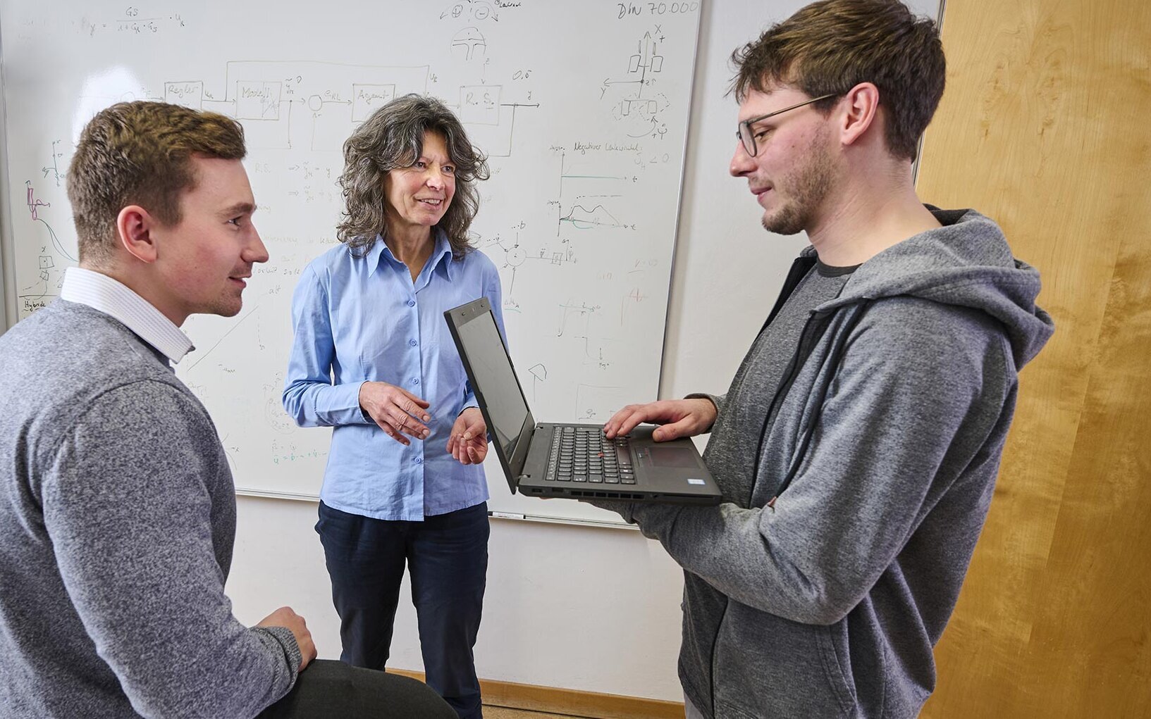 Ein Gespräch zwischen der Koordinatorin des Doktorandinnen- und Doktorandenkollegs der TH Aschaffenburg und zwei Studierenden.