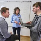 Ein Gespräch zwischen der Koordinatorin des Doktorandinnen- und Doktorandenkollegs der TH Aschaffenburg und zwei Studierenden.