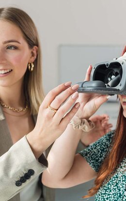 Zwei Studentinnen testen eine Virtual Reality Brille.