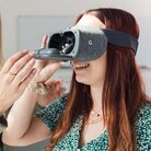 Zwei Studentinnen testen eine Virtual Reality Brille.