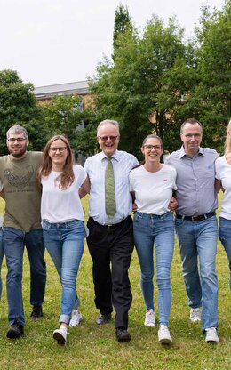 Gruppenfoto des Dekanats Wirtschaft und Recht an der TH Aschaffenburg