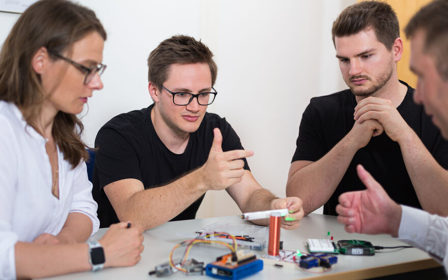 Studierende während einer Gruppenarbeit im Studiengang EIT