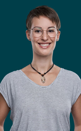 Portraitfoto Testimonial Hanna aus dem Studiengang ITV.