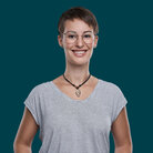 Portraitfoto Testimonial Hanna aus dem Studiengang ITV.