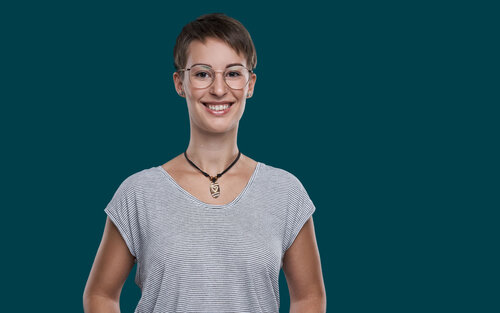 Portraitfoto Testimonial Hanna aus dem Studiengang ITV.