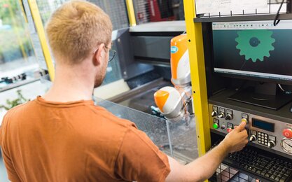Ein Student definiert die Schneidegröße für die Wasserstrahlschneidanlage des Labors für Produktionstechnik.