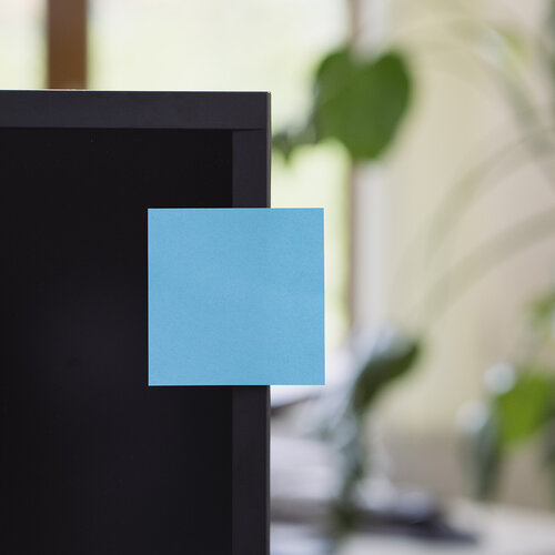 Ein leerer blauer Post-It.